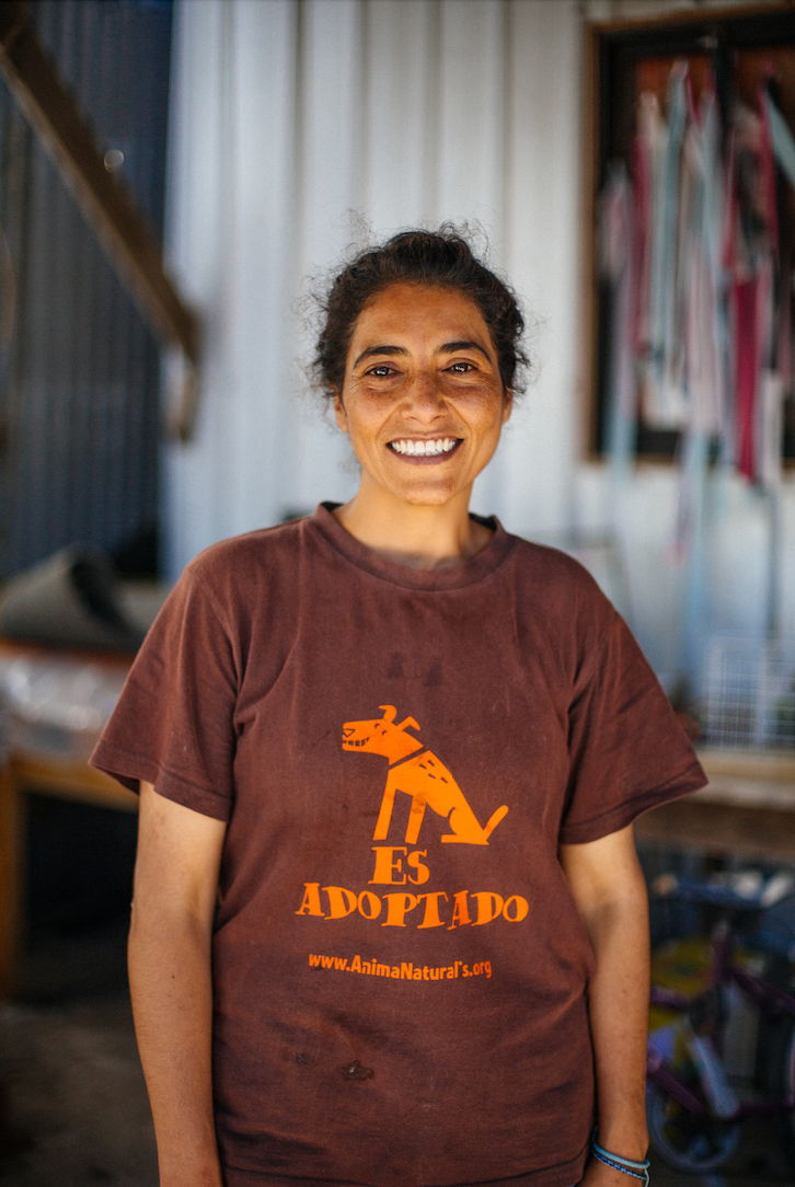 Viviana, fundadora de Quiltro, sonríe durante una jornada.