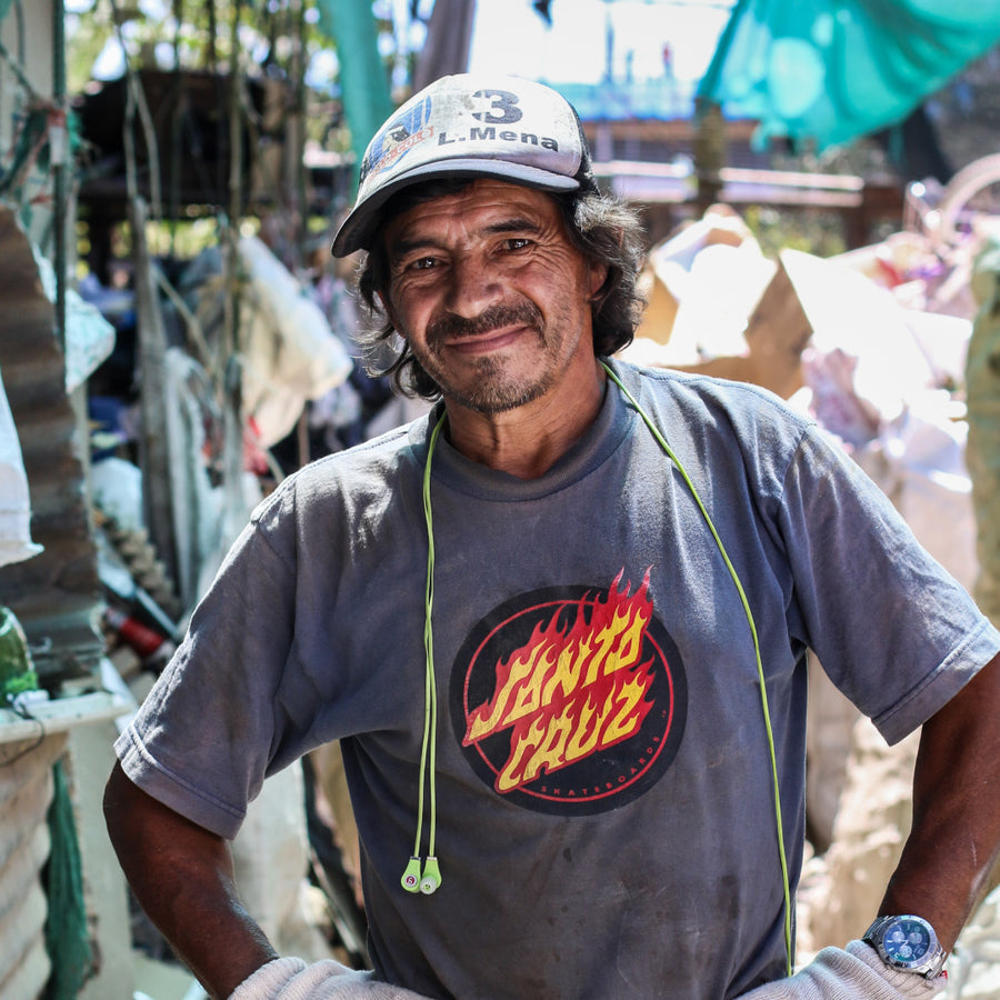 Jaime sonríe en su lugar de trabajo.
