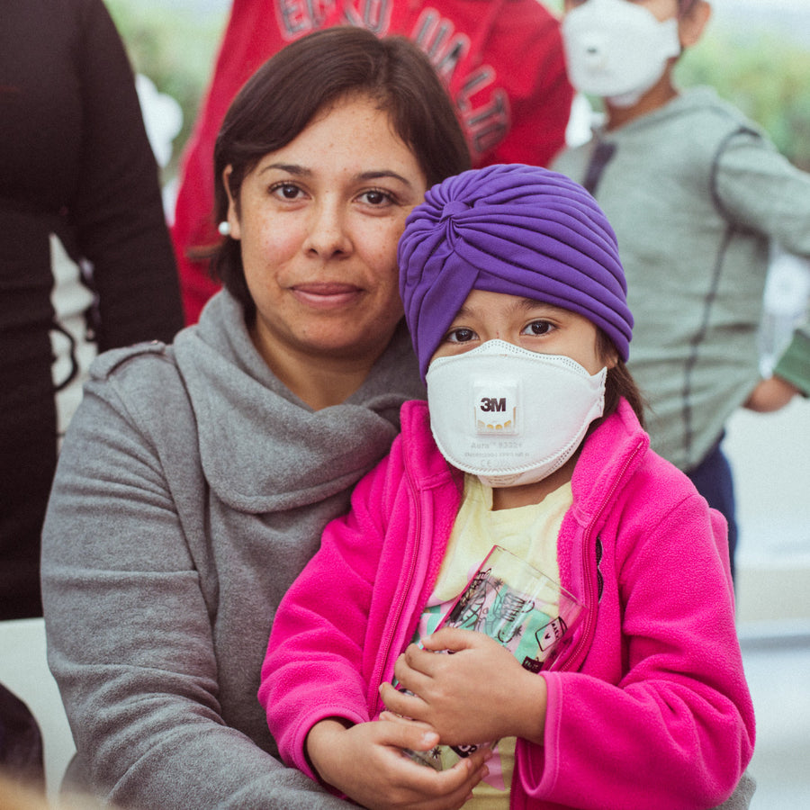 Una niña acompañada por una mujer durante la visita.