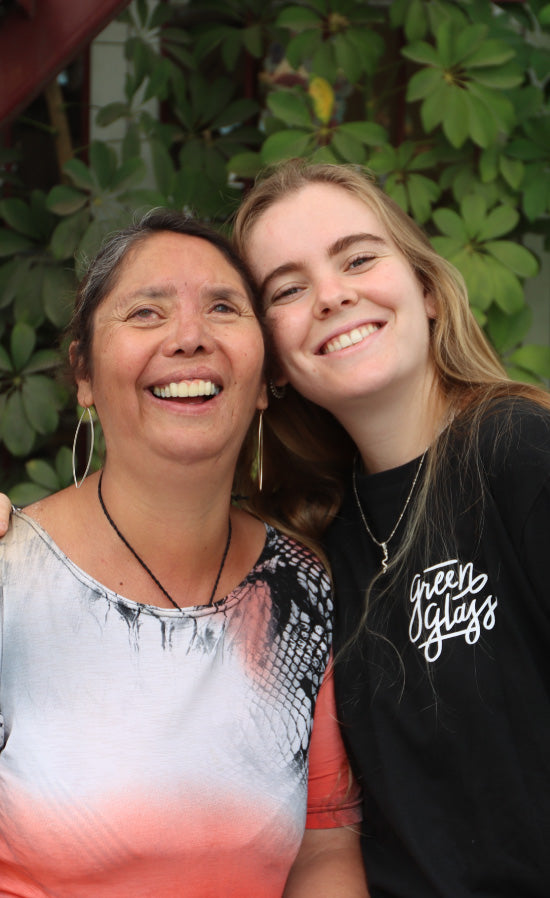 Dos mujeres comparten una sonrisa durante la visita.