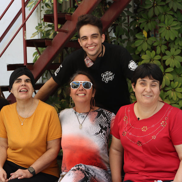 Equipo Green Glass compartiendo con integrantes de Bibliociegos.