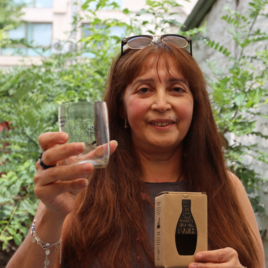 Nayantara sostiene un vaso de El Principito.