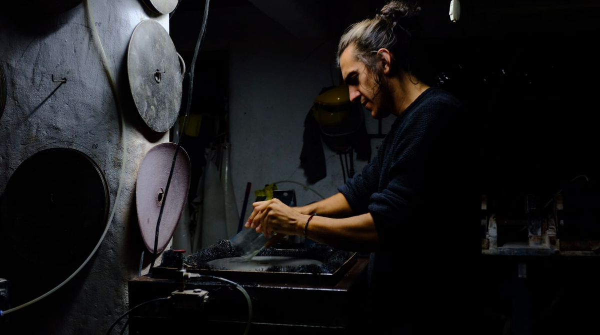 Trabajo artesanal del vidrio en el taller de Green Glass.