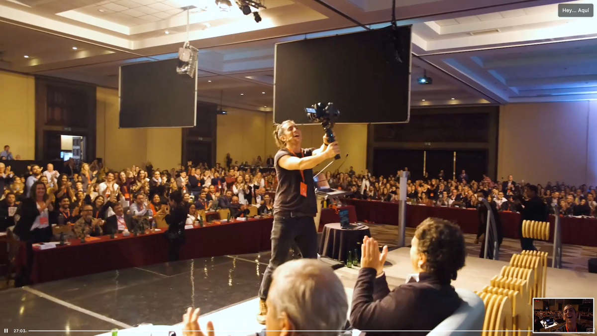 Oscar Muñoz compartiendo con el público en un evento