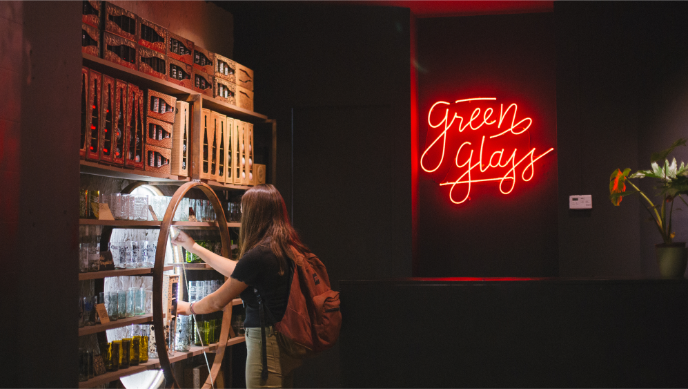Interior de la tienda Green Glass en el Drugstore