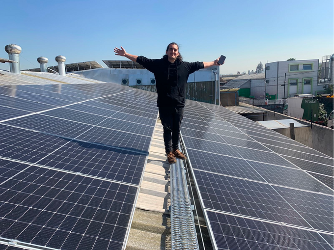 100% de la energía que usamos viene del sol. Instalamos 90 paneles solares que proveen de 4.300 kWh al mes.