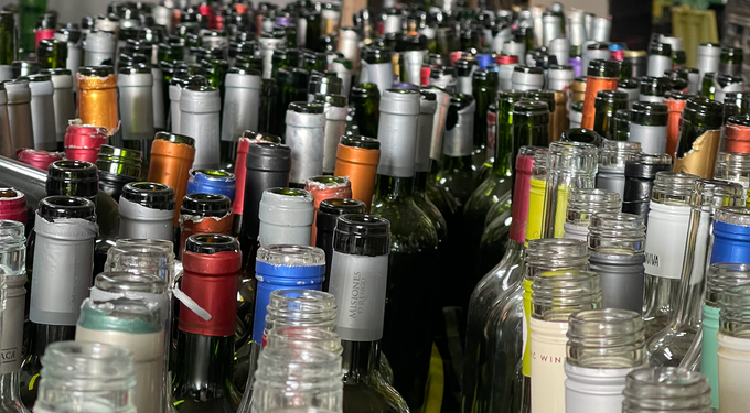 Usamos botellas de vidrio de recolectores o residuos industriales. El vidrio es 100% Reciclable.