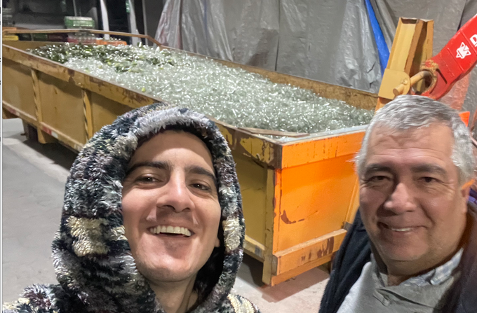 Todo nuestro vidrio sobrante es llevado de vuelta a Cristalerías para fabricar nuevas botellas. Se recicla el 100% de las 8 toneladas mensuales.