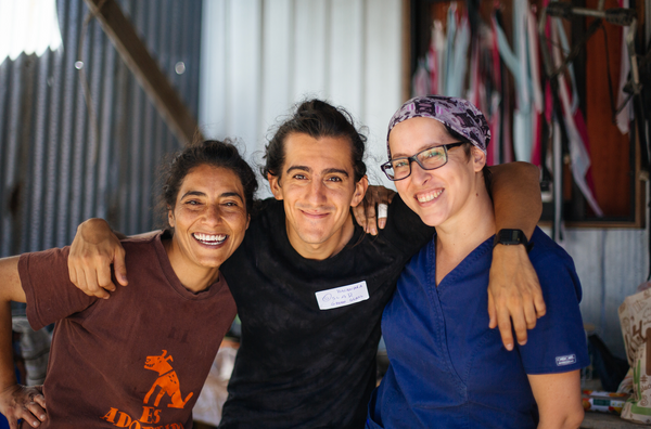 Viviana y parte del equipo comparten un momento durante una jornada de Quiltro.