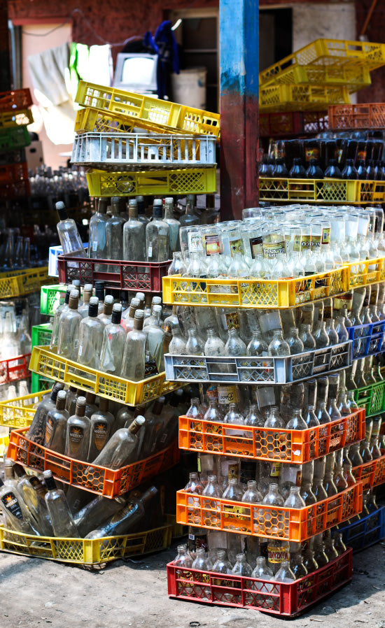 Cajas con botellines de vidrio recuperados.