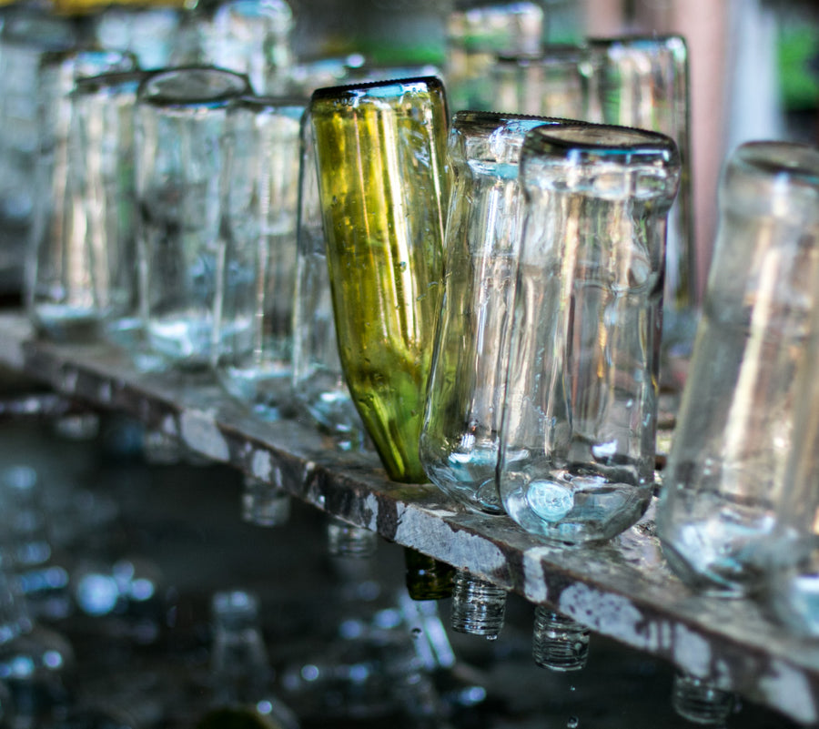 Botellas de vidrio limpias y ordenadas.
