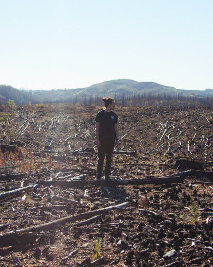 Una persona del equipo observa el terreno de reforestación.