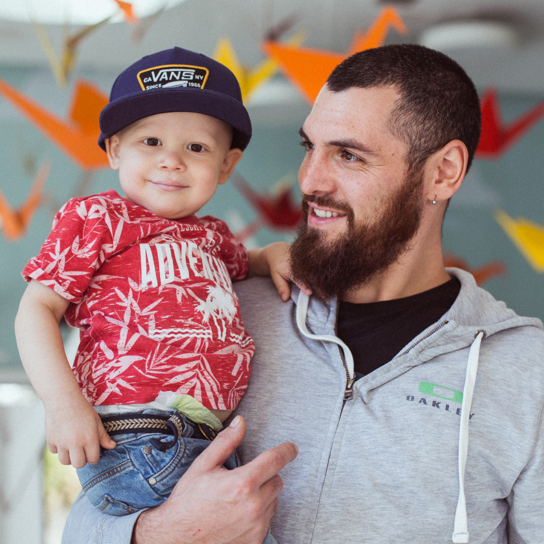 León junto a su padre en el centro TROI.