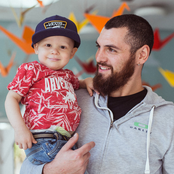 León junto a su padre en el centro TROI.
