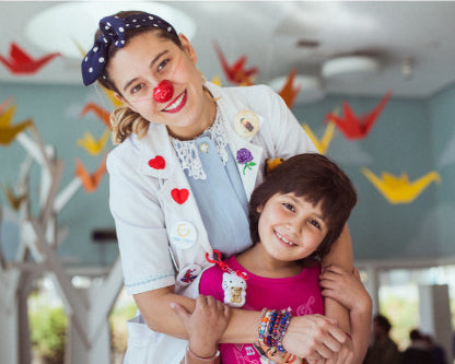 Una niña junto a una terapeuta de Vivir más Feliz